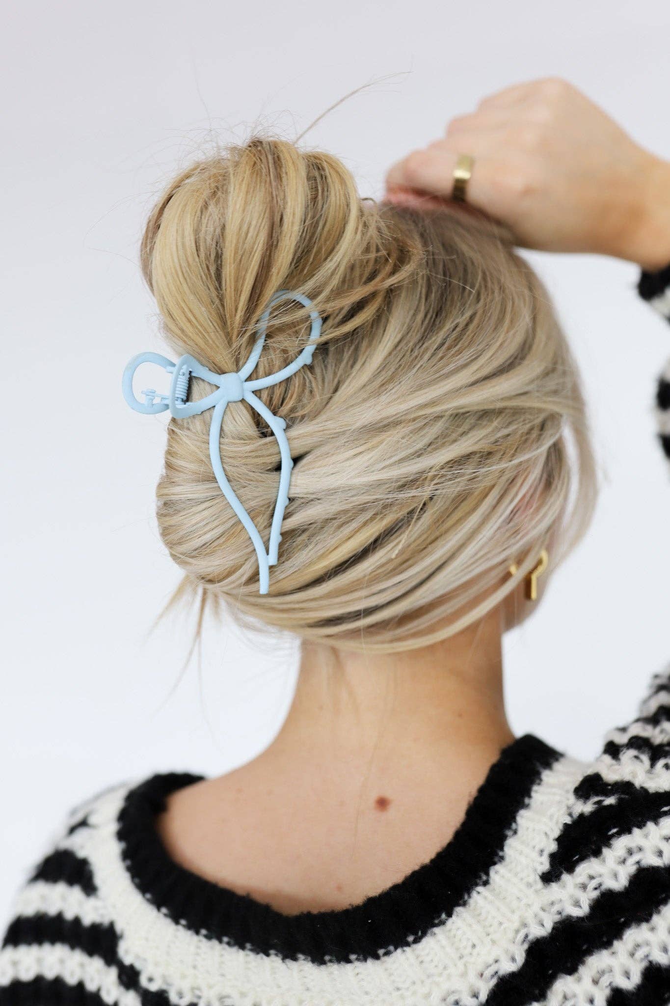 THE METAL BOW CLAW: BABY BLUE