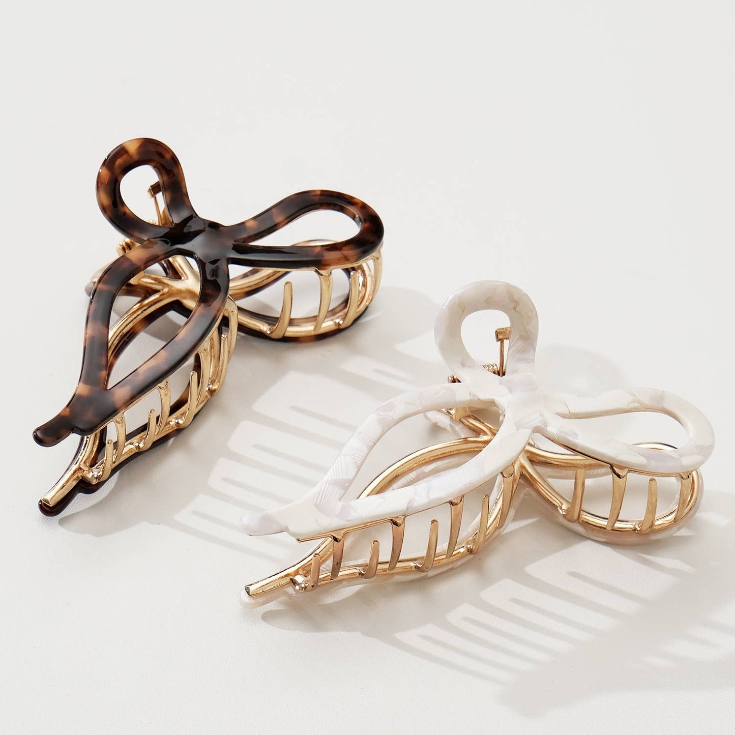 Sabrina Vintage Snow | Large Ribbon Metal Bow Claw Clip: Assorted