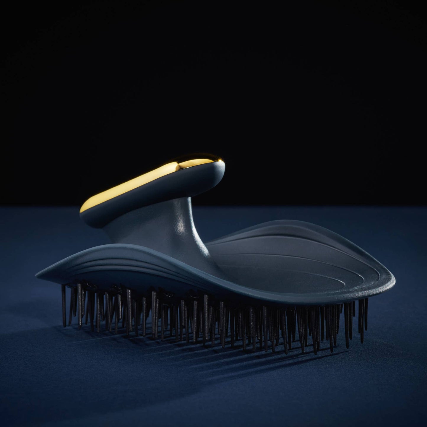 MANTA Pulse - The Scalp-Massaging Hairbrush : Blue