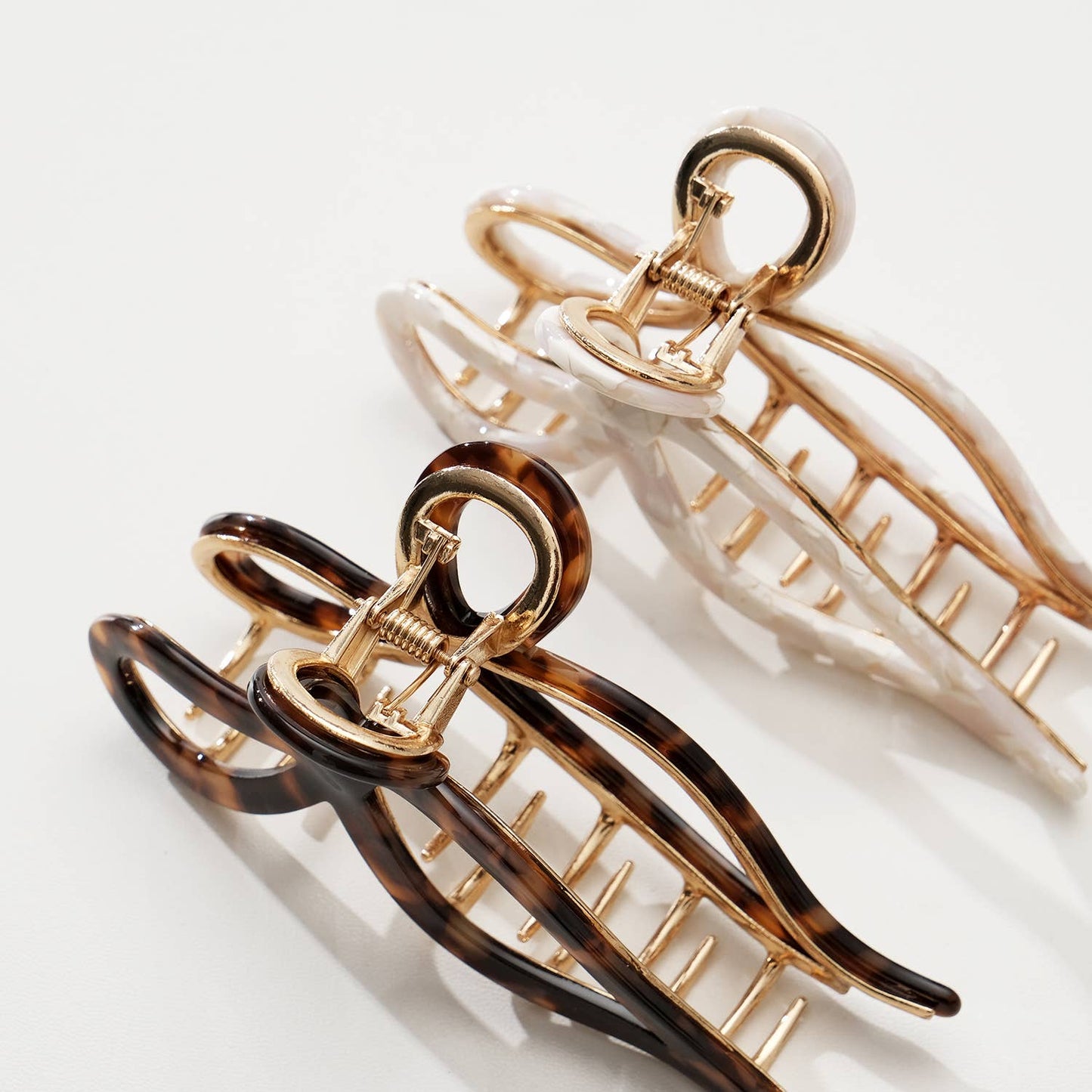 Sabrina Vintage Snow | Large Ribbon Metal Bow Claw Clip: Assorted
