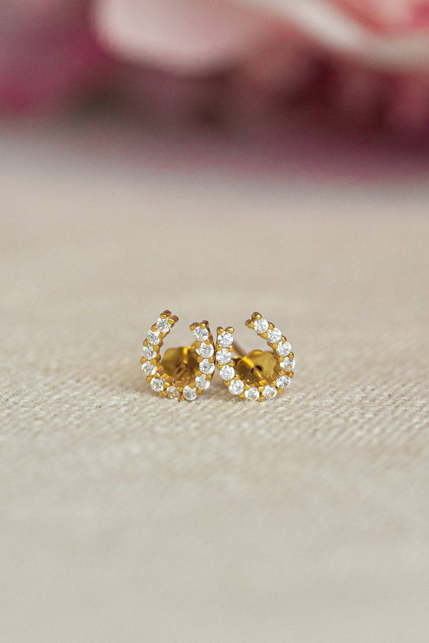 Luxe Horseshoe Earrings: Yellow Gold