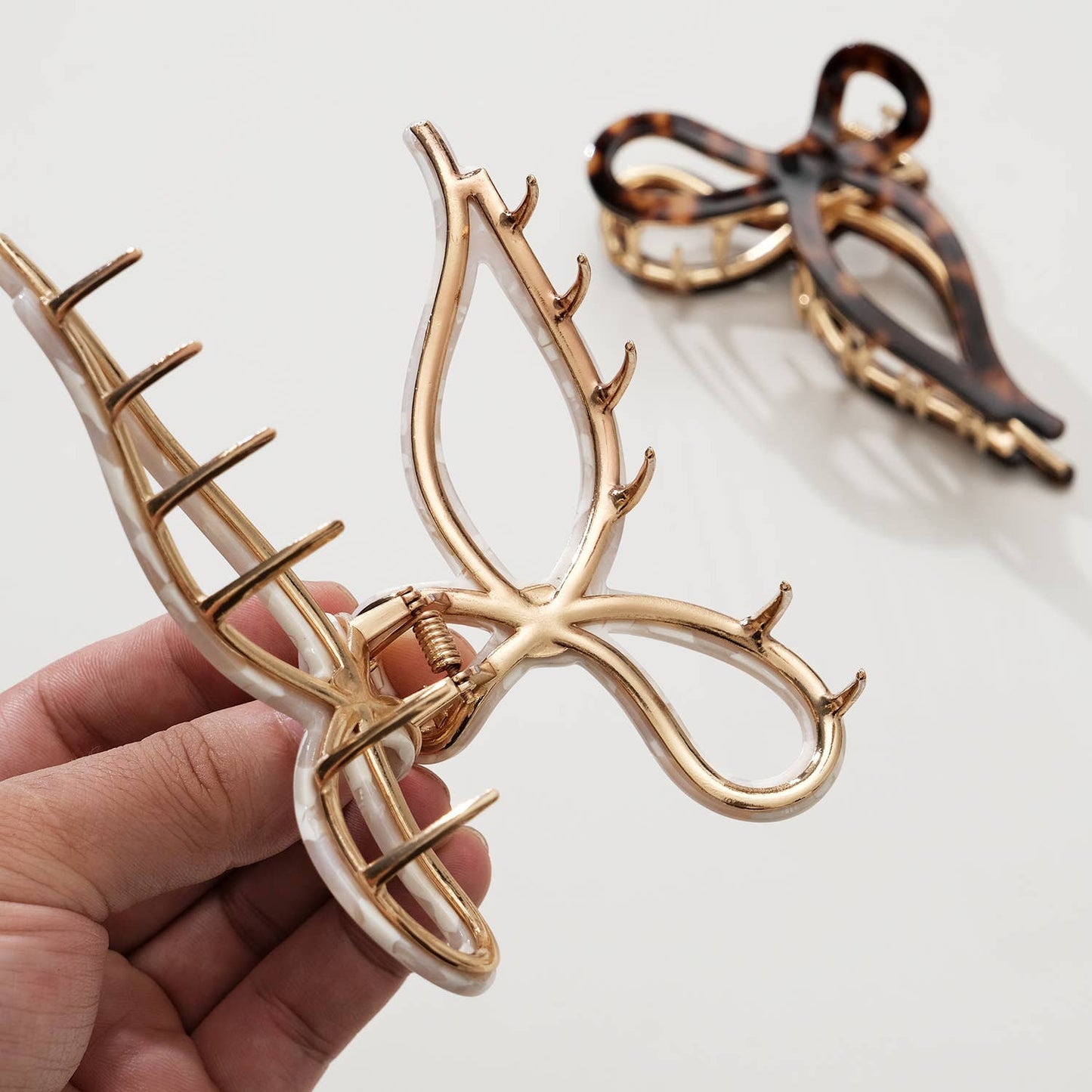 Sabrina Vintage Snow | Large Ribbon Metal Bow Claw Clip: Assorted