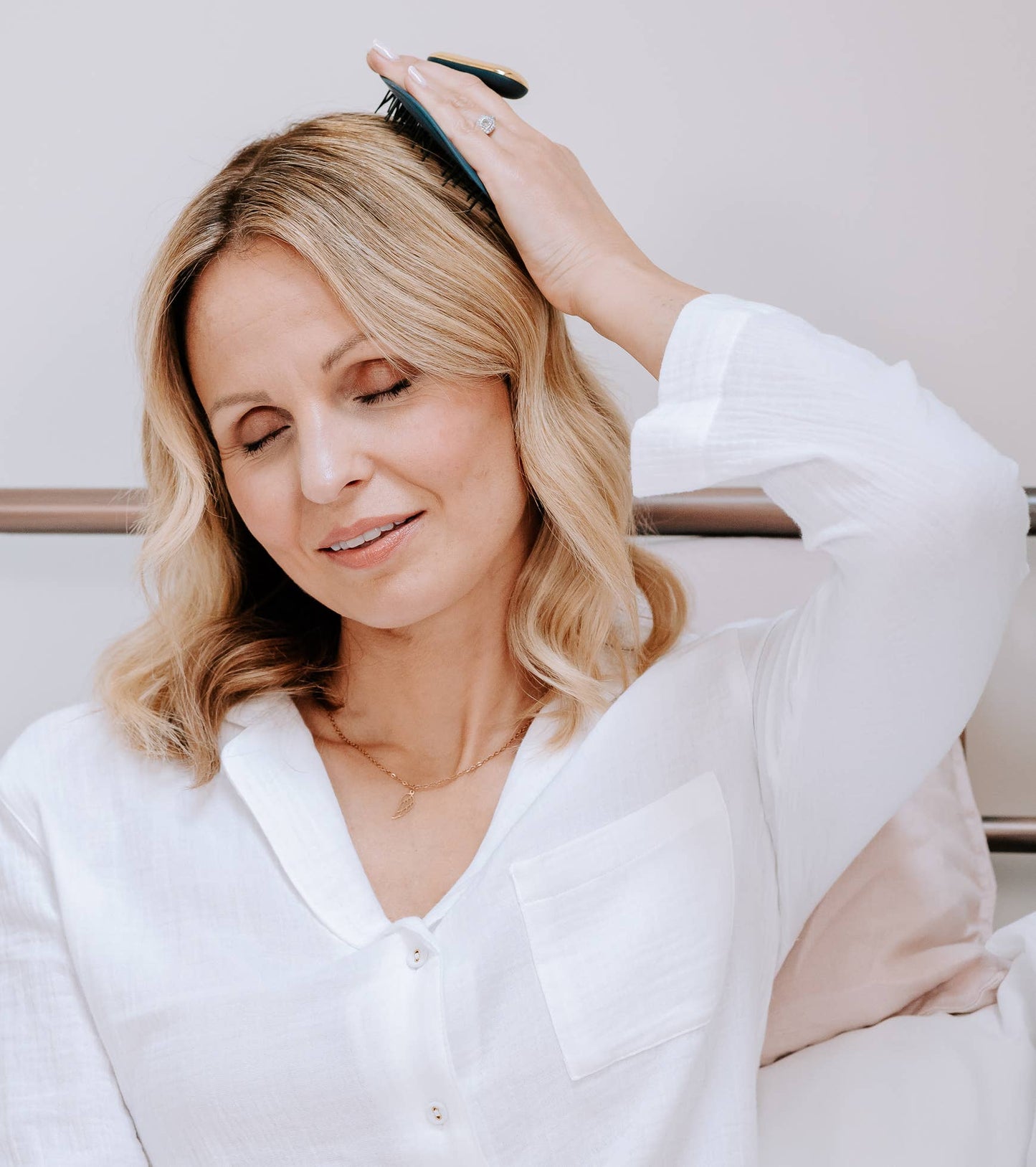 MANTA Pulse - The Scalp-Massaging Hairbrush : Blue