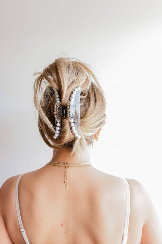 LOVE IS IN THE HAIR CLAW: OVERSIZED CLAW