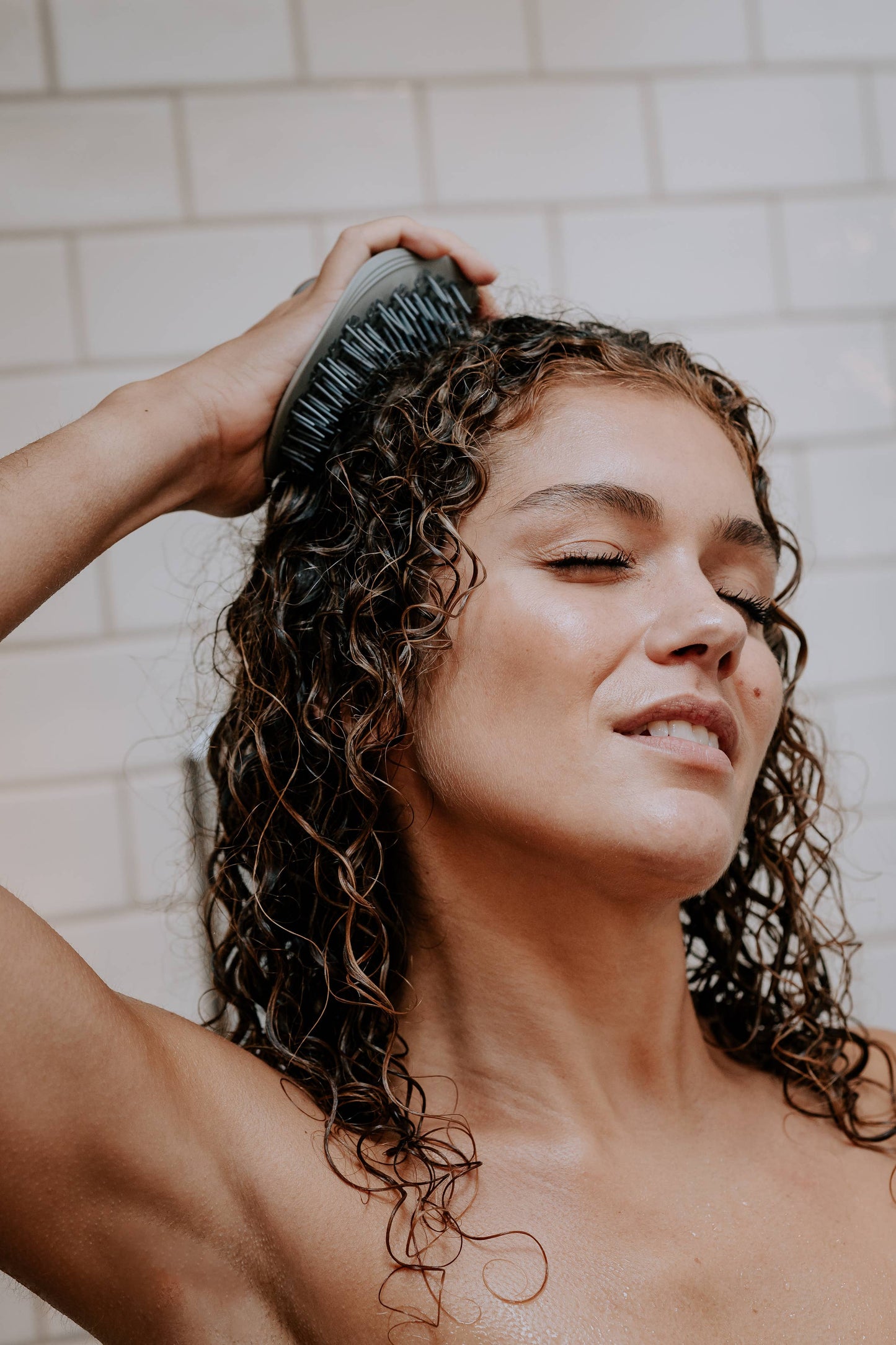 MANTA Pulse - The Scalp-Massaging Hairbrush: Grey
