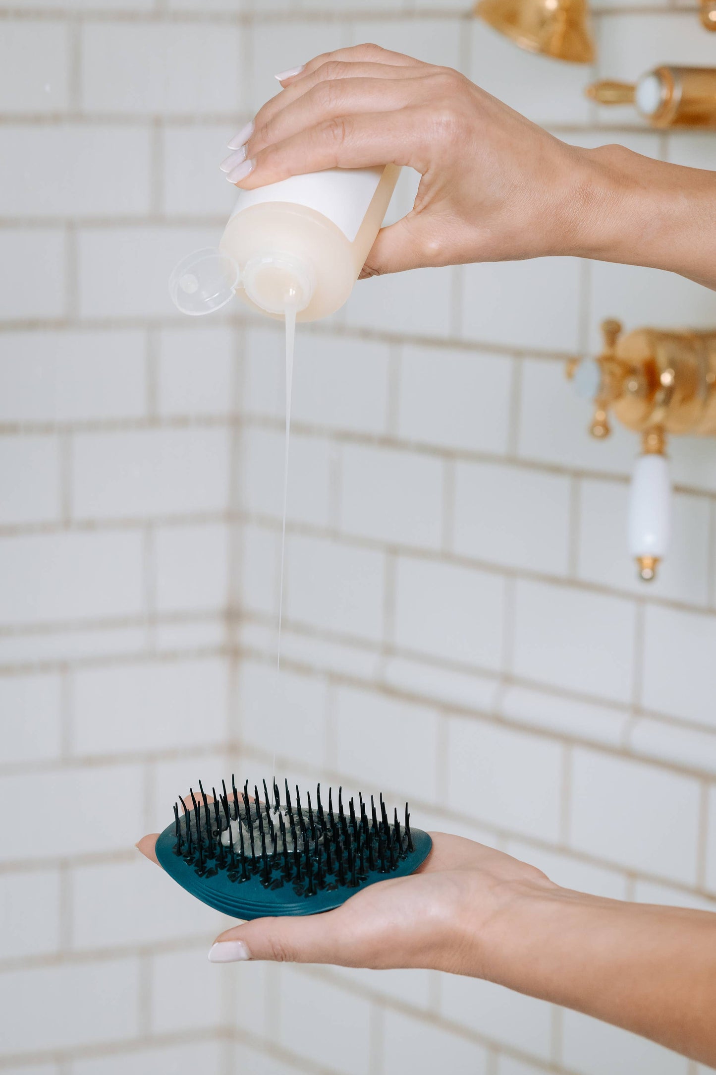 MANTA Pulse - The Scalp-Massaging Hairbrush : Blue